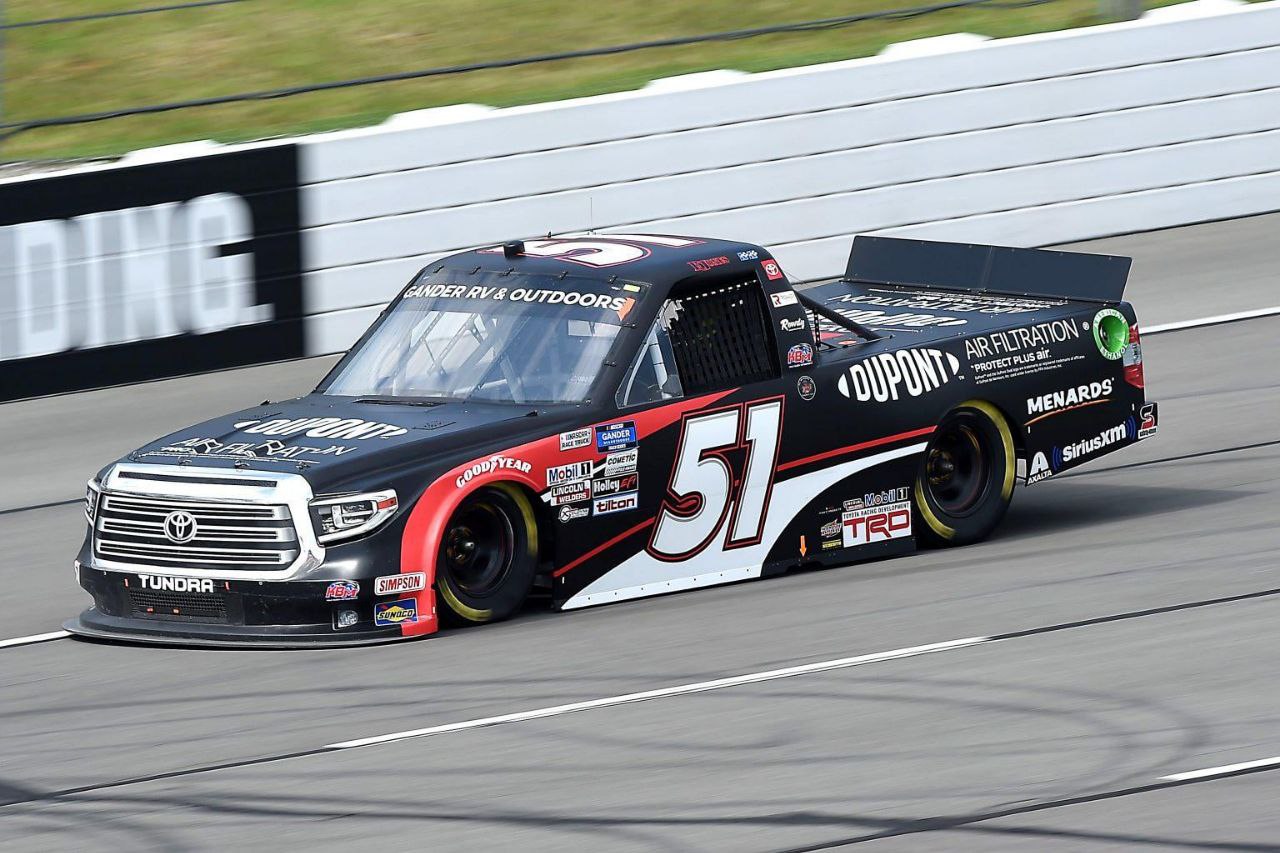 Однажды Axalta решила вернуть своё старое название (DuPont) на гонку NASCAR