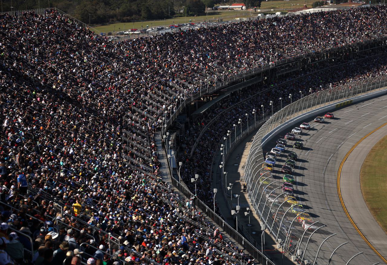 По данным телеканала NBC, прошедшую гонку Кубка в Талладеге посмотрели 2,556 миллиона зрителей